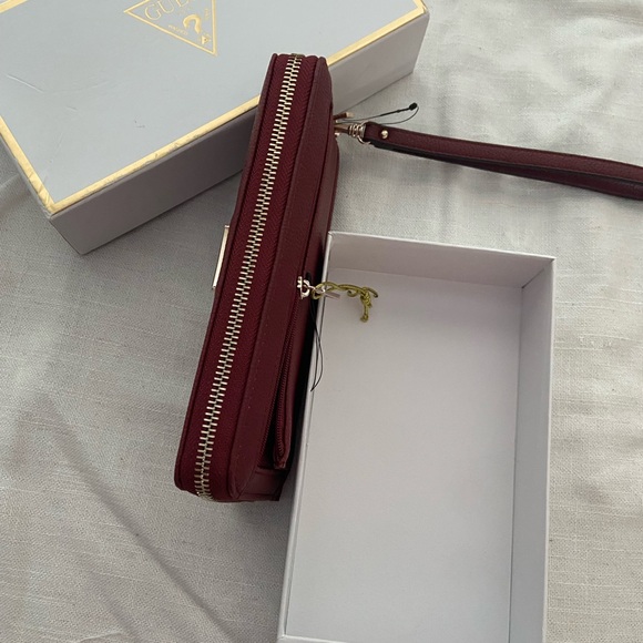 Clutch by Guess USA - Picture 9 of 12